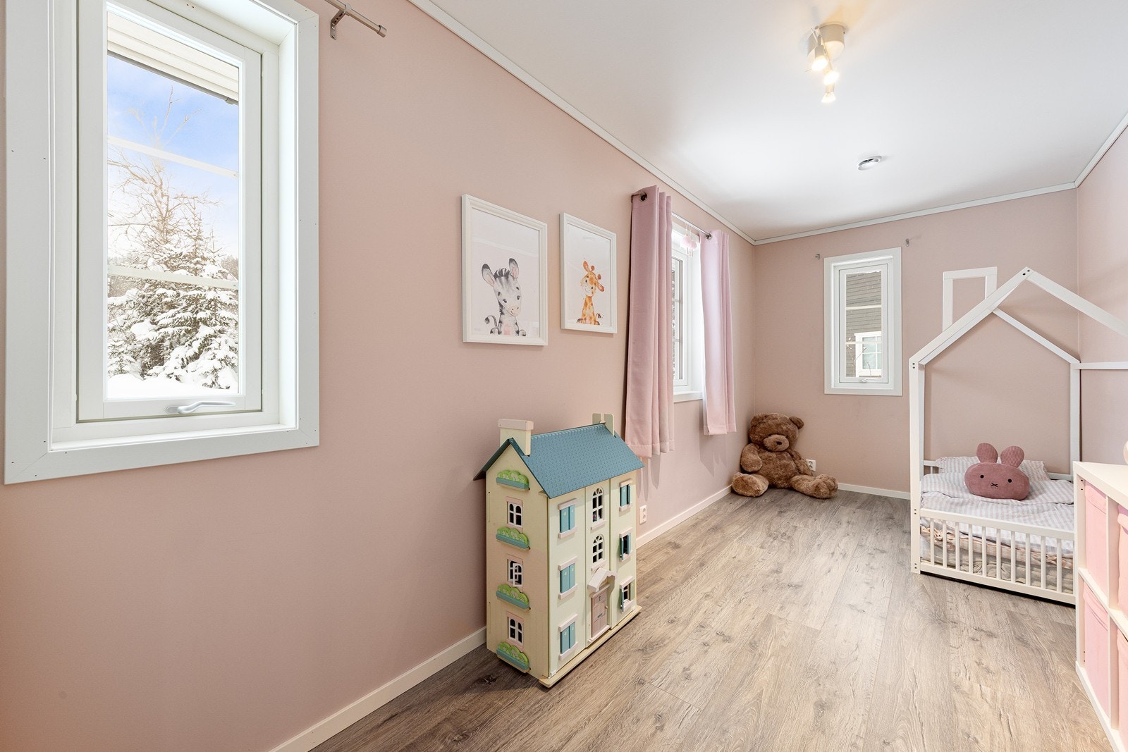 Det andre rommet i denne etasjen benyttes i dag som et barnerom. Galleribilde