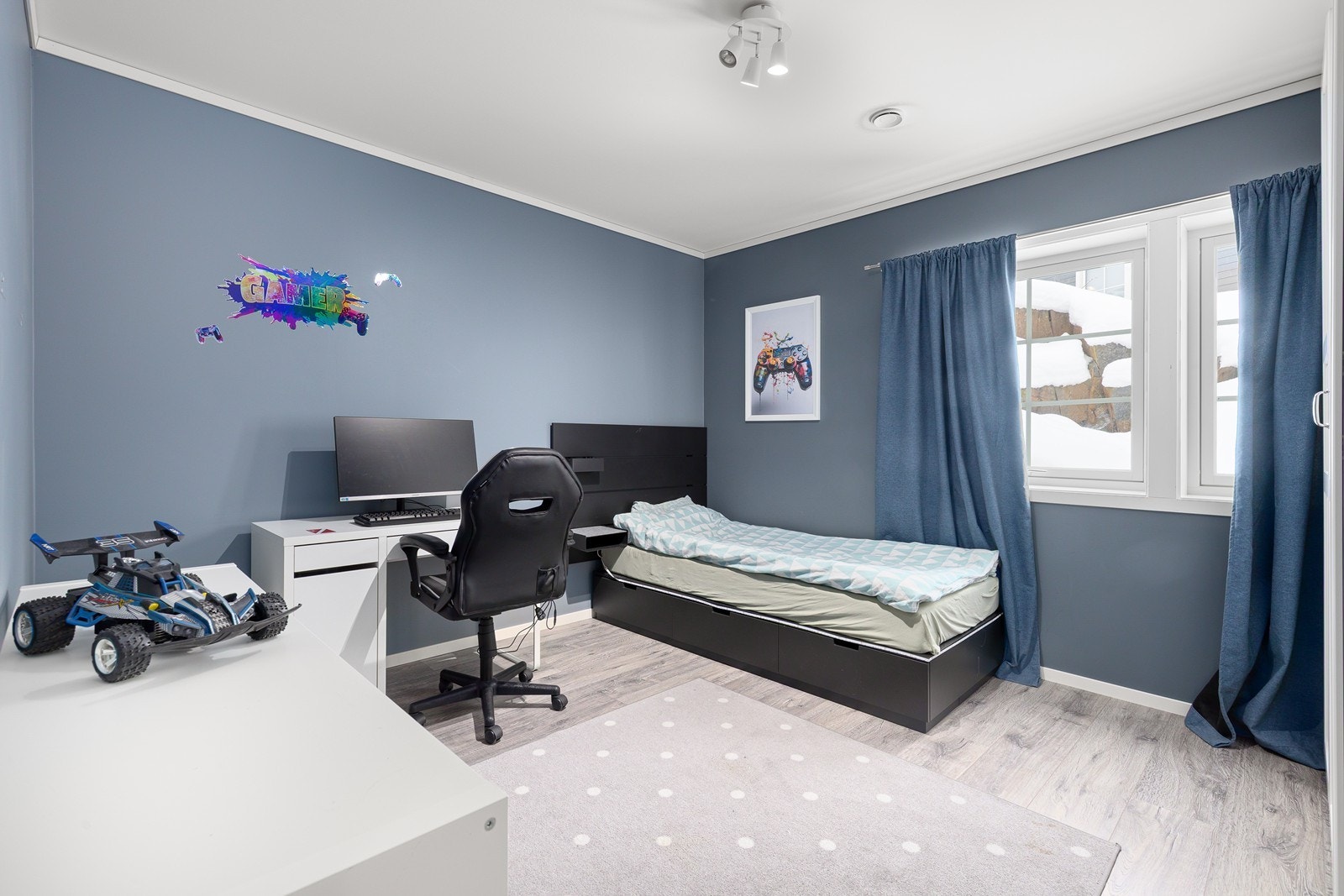 Denne etasjenes soverom er av god størrelse og kan enkelt møbleres etter egne behov og ønsker. Galleribilde