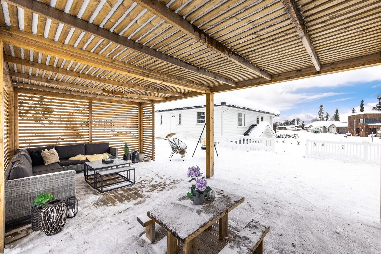 Utendørs har man en stor flott uteplass som gir stor fleksibilitet og fungerer som et naturlig samlingssted for familie og venner. Galleribilde