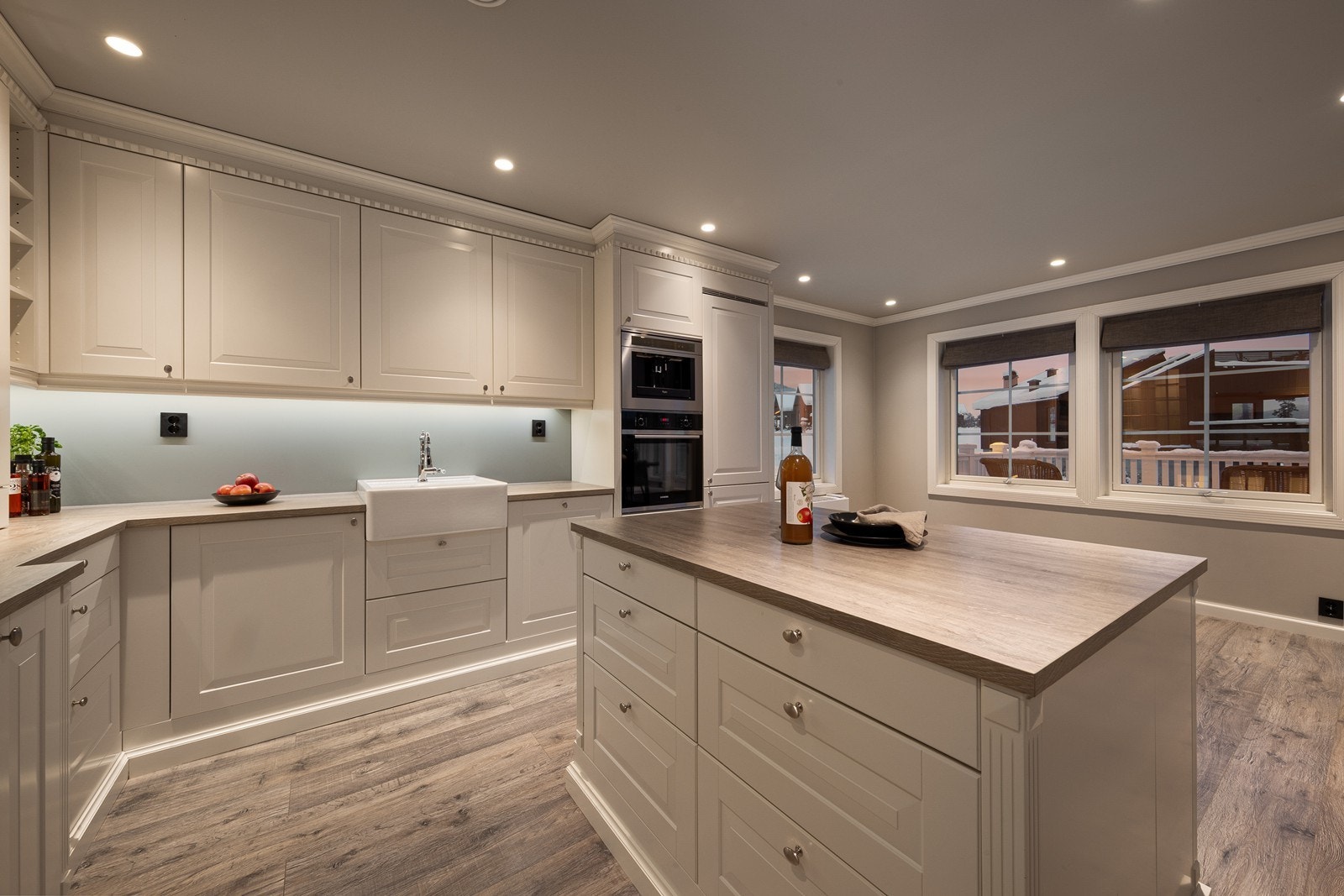 Benkeplaten av laminat med porselensvask kombinerer funksjonalitet med et elegant uttrykk. Galleribilde