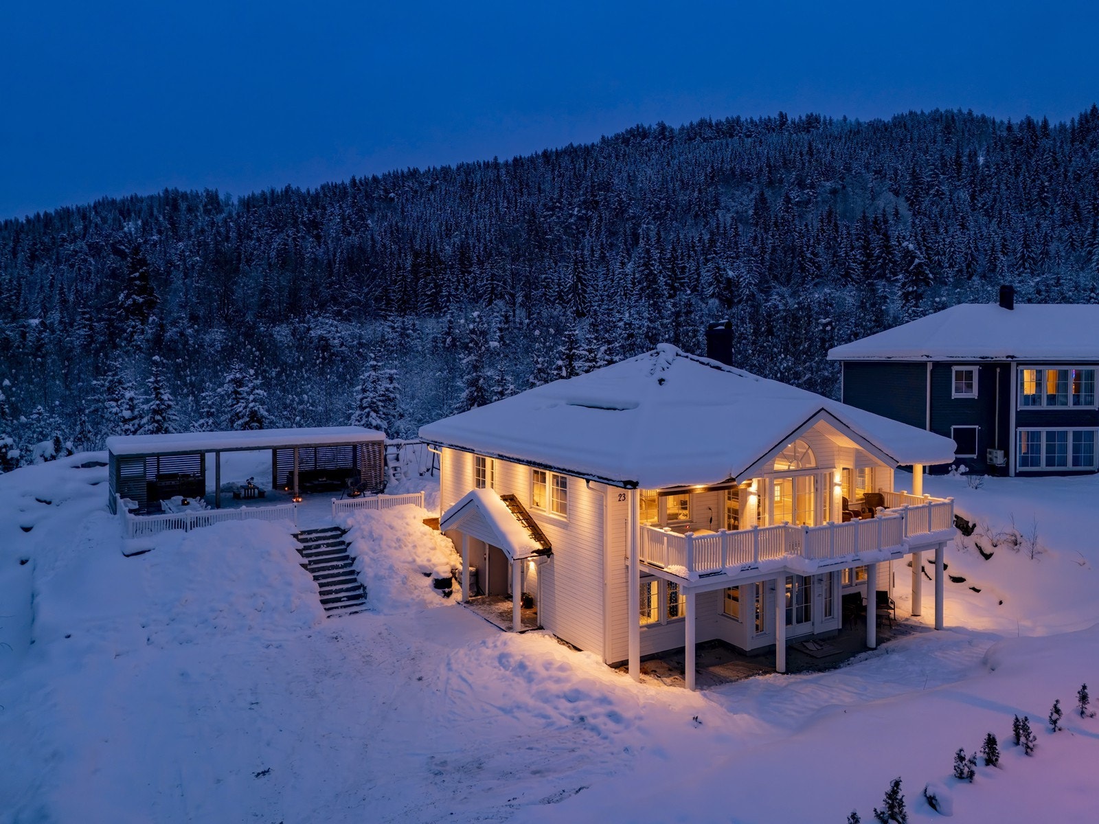 Området grenser til skog og friluftsområder, noe som gir gode muligheter for aktiviteter året rundt - både sommer og vinter. Galleribilde