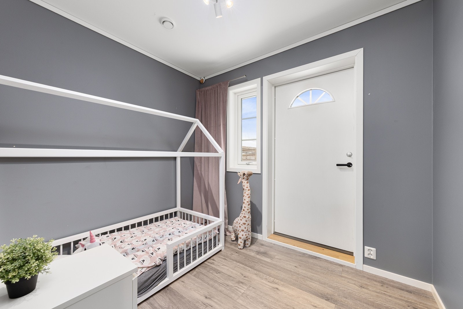 I tillegg har etasjen er praktisk bod/innredet rom med egen inngangsdør. Benyttes i dag til soverom. Galleribilde