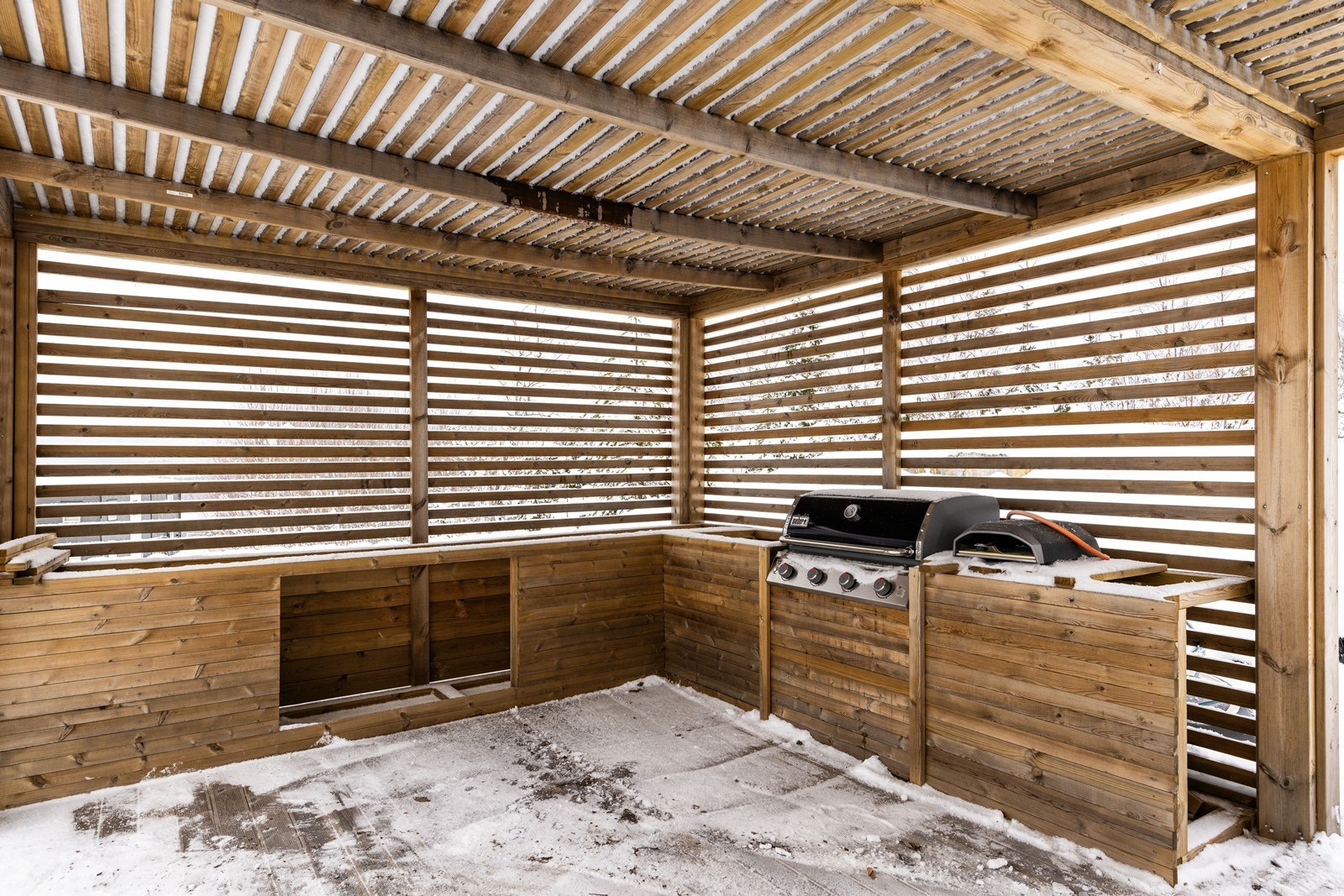 I pergolaen er det påbegynt bygging av et utekjøkken. Galleribilde