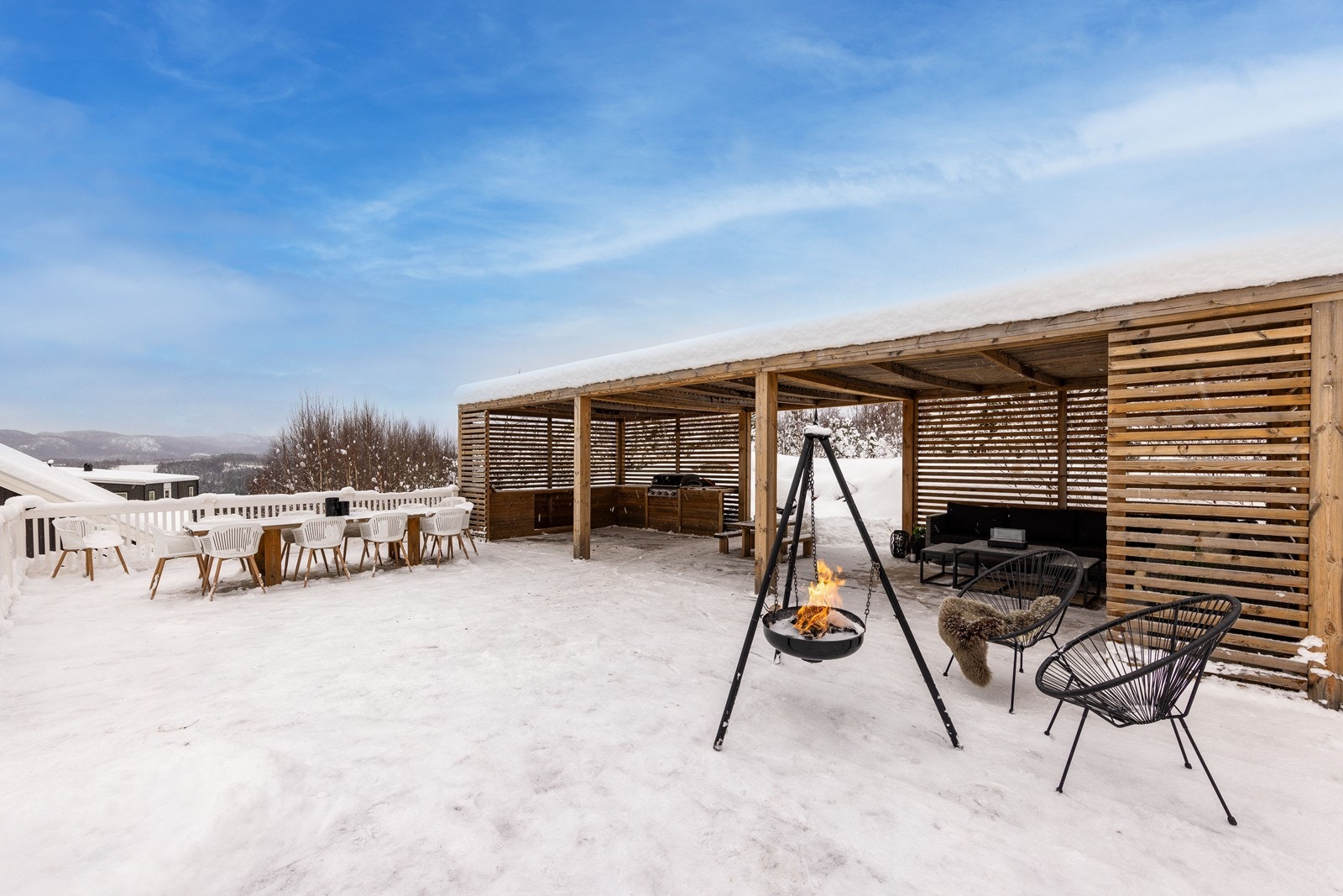 Tomten er for øvrig opparbeidet med gruset gårdsplass og beplantede områder. Galleribilde