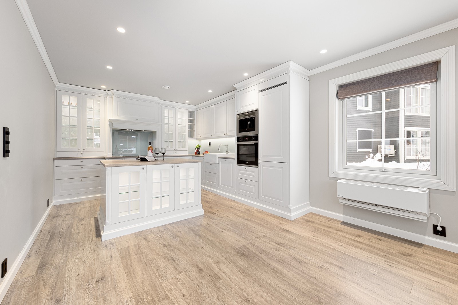 Kjøkkenet har en tidløs og klassisk innredning fra Sigdal, av typen Herregård, med profilerte, hvite fronter og gjennomtenkte detaljer. Galleribilde