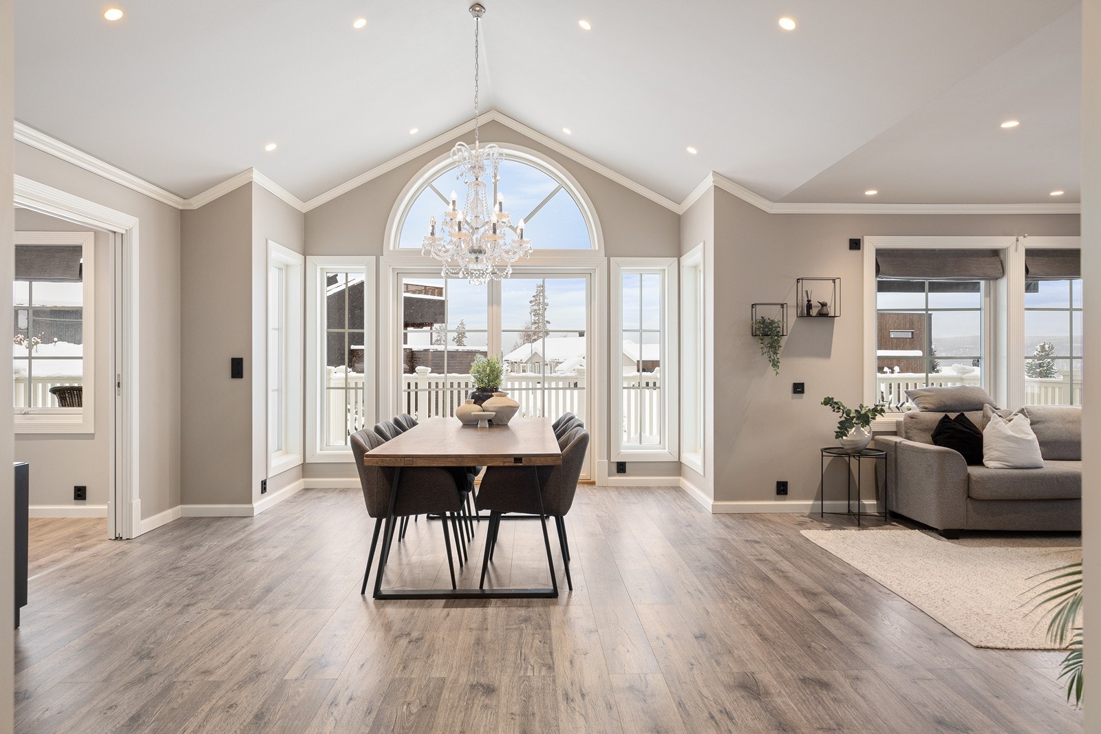 Fra stuen er det utgang til en romslig terrasse som byr på flott utsikt over omkringliggende fjellområder og nærmiljø. Galleribilde