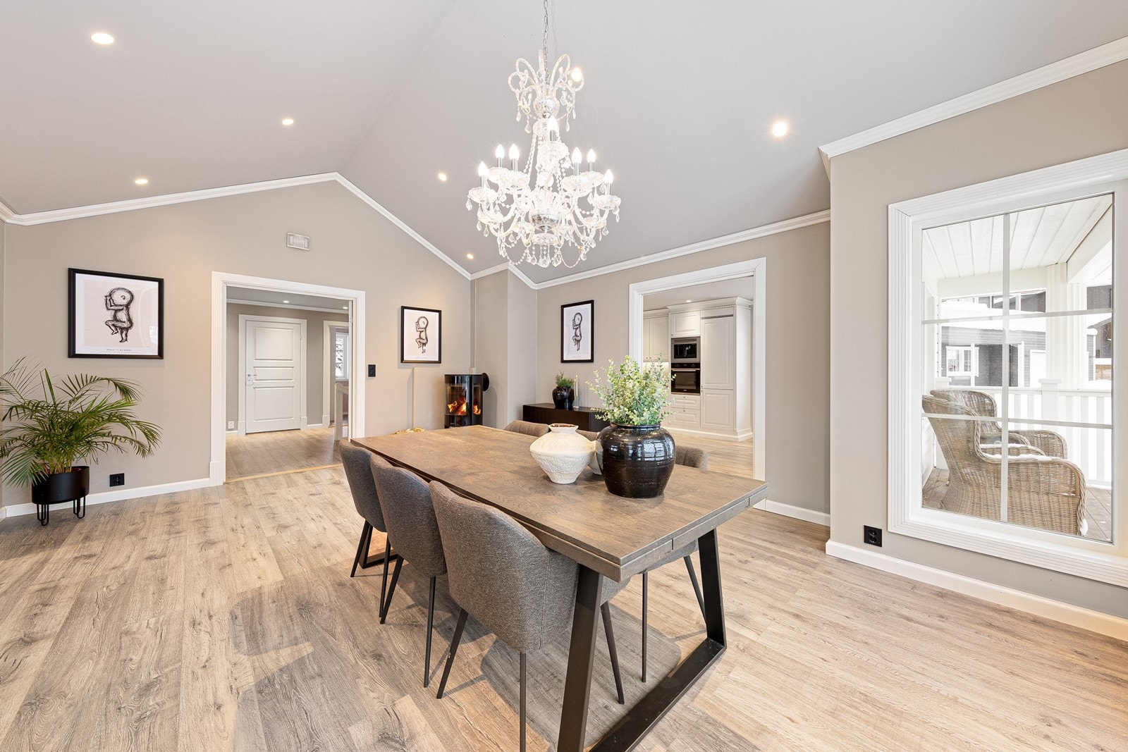 Den gode takhøyden bidrar til en luftig atmosfære og gir en behagelig romfølelse. Galleribilde