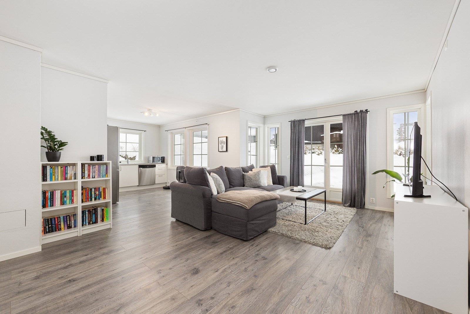 Uteleiedelen består av entré/gang, stue, kjøkken, bad, soverom og bod. Galleribilde