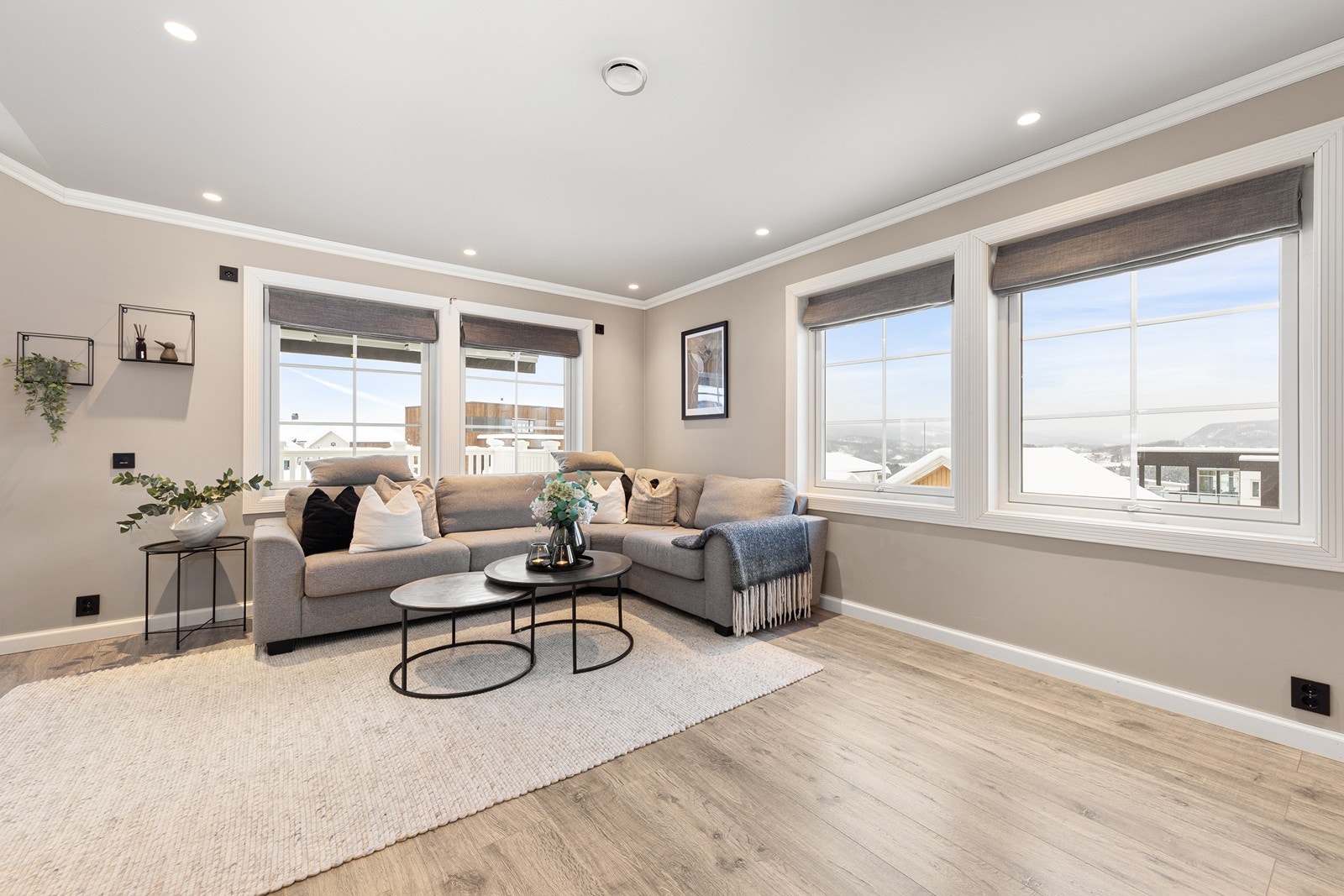 Veggene er malt i lyse, tidsriktige toner som skaper en harmonisk helhet, og belysningen består av dimbare downlights som både gir effektiv og stemningsfull belysning. Galleribilde