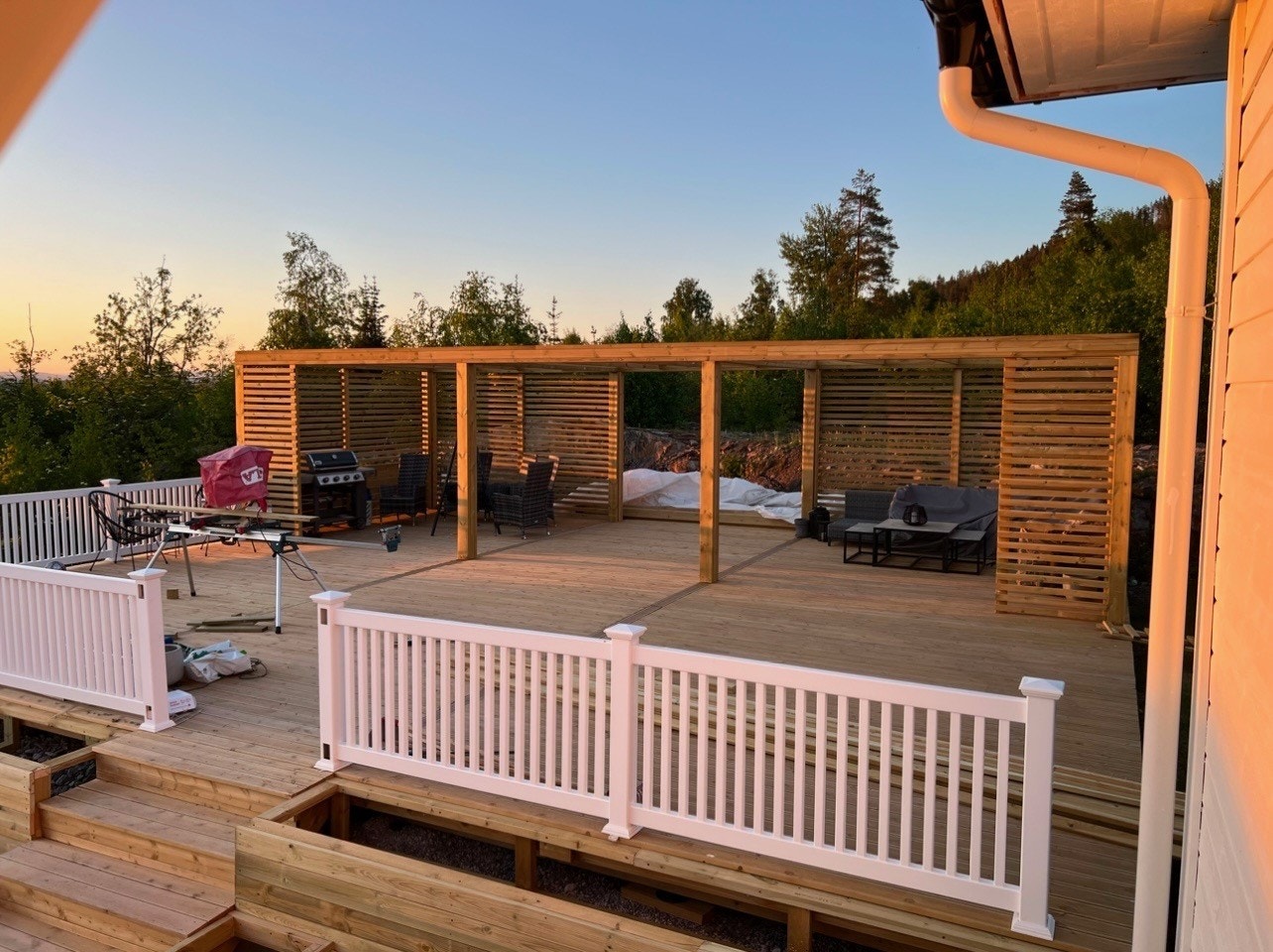 Uteplass i skjermede og solrike omgivelser Galleribilde