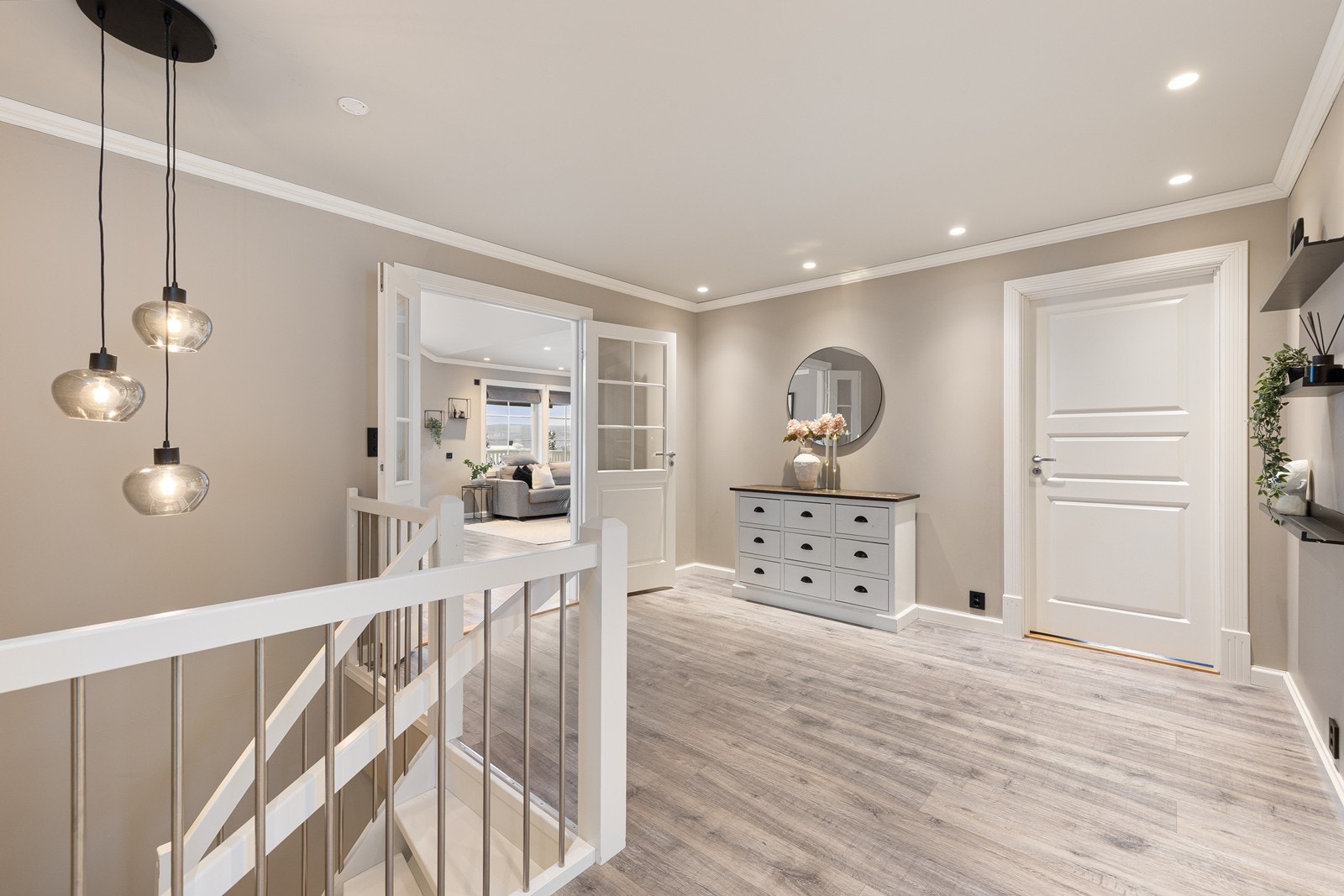 Hallen binder etasjen rom sammen på en sømløs og god måte. Galleribilde