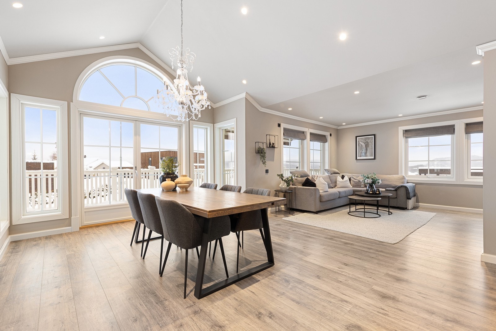 Boligen kan skilte med en åpen og særdeles luftig stue som fremstår som et fantastisk allrom. Galleribilde