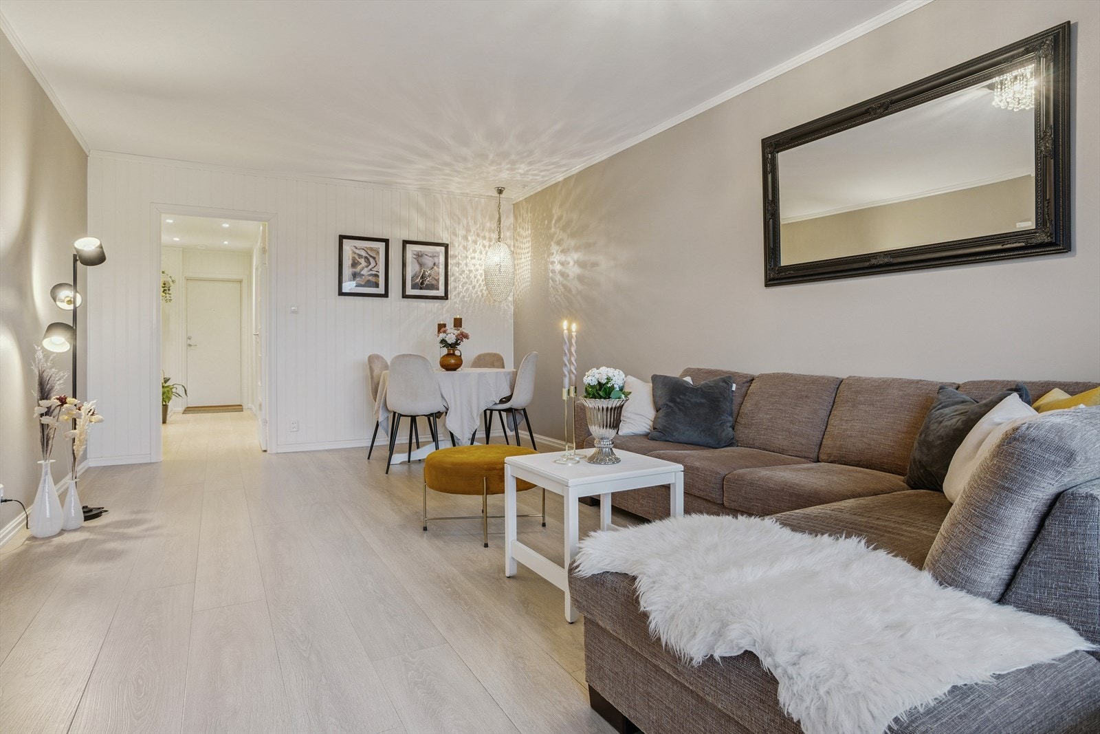 Stuen har laminatgulv, malte betongvegger og malte betonghimlinger. Her er det god plass til både sofagruppe og spisebord. Galleribilde