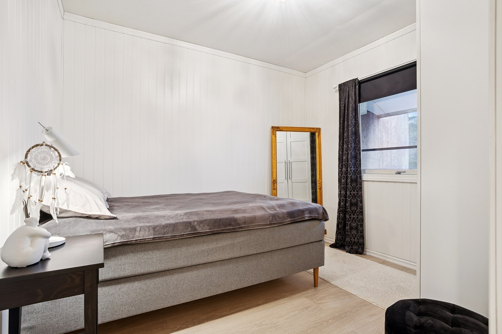 Praktisk soverom som egner seg godt som barnerom, gjesterom eller hjemmekontor. Galleribilde