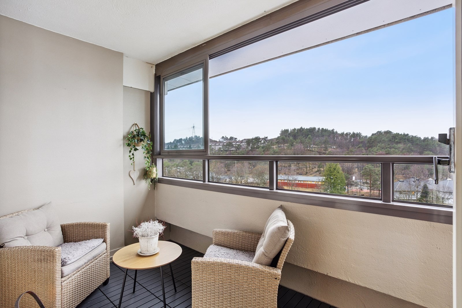 Koselig, innglasset balkong med betongdekke og betonghimling. Balkongen er skjermet og gir gode bruksmuligheter uansett vær. Galleribilde