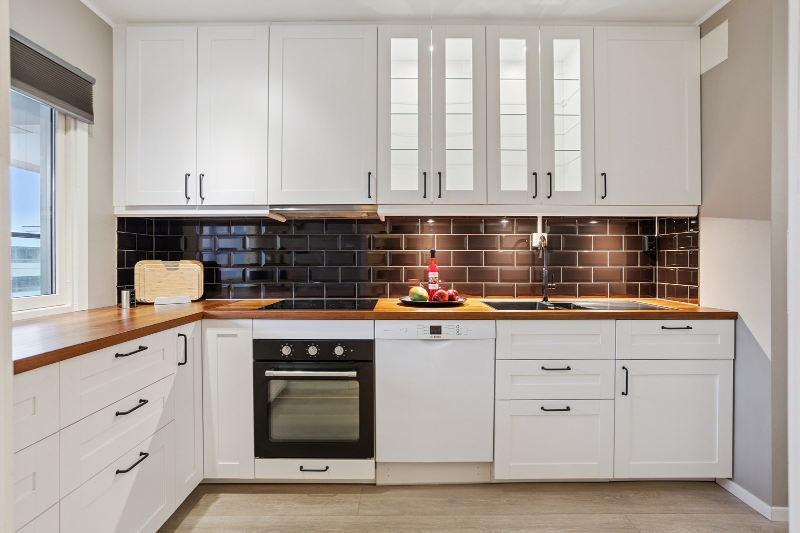 Funksjonell og moderne kjøkkeninnredning med integrerte hvitevarer og opplegg for oppvaskmaskin. Oppvaskmaskin medfølger salget. Galleribilde