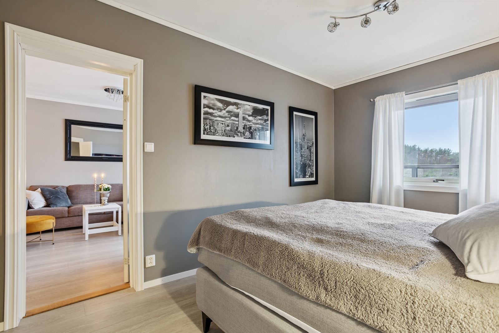 Vindu mot innglasset balkong gir et skjermet og rolig rom. Galleribilde