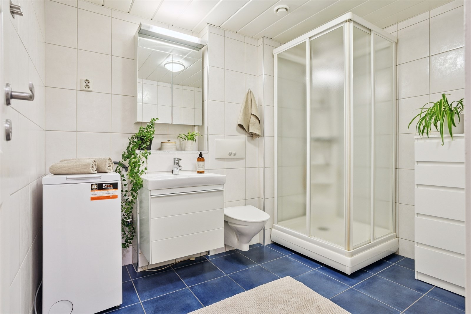 Pent bad/vaskerom rehabilitert i regi av borettslaget i 2008/2009. Badet er utstyrt med håndvask med underskap, speilskap med belysning, dusjkabinett og opplegg for vaskemaskin. Varme i gulv. Galleribilde