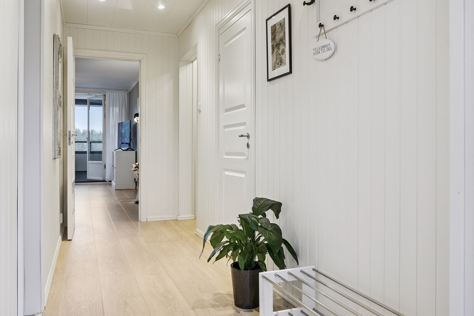 Gulvet er belagt med laminat, og veggene har malte flater og platevegger som gir et lyst og ryddig uttrykk. Galleribilde