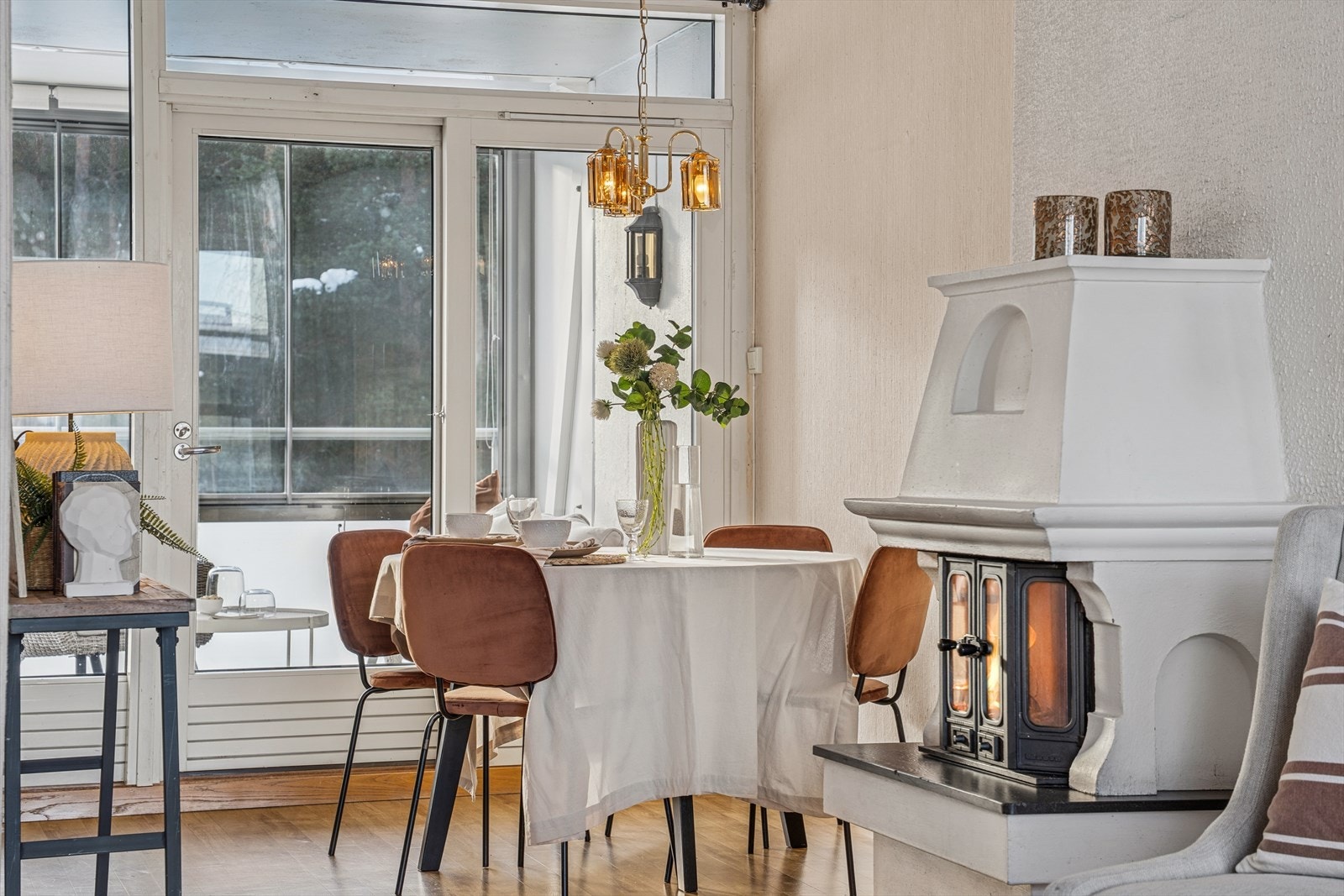 Spisestuen er praktisk plassert i nærheten av kjøkkenet. Galleribilde