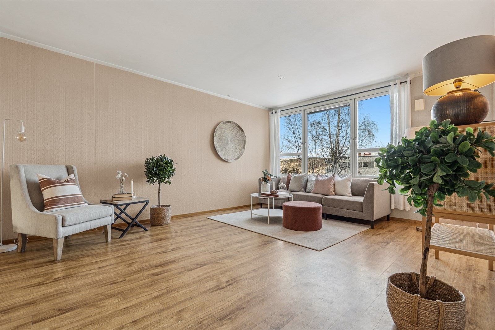 Stuen har gode lysforhold gjennom store, gode vindusflater. Galleribilde