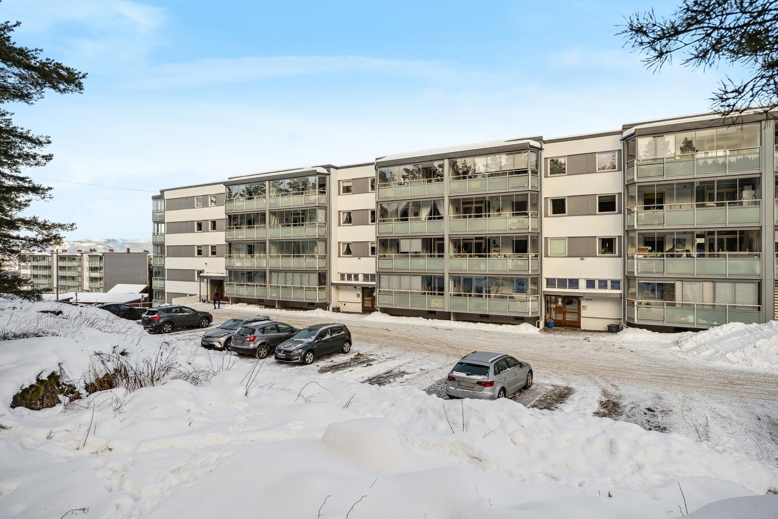 Uspesifisert biloppstillingsplass rett utenfor blokken.
Mulighet for lading av elbil ved anlegget som er oppført bak blokk nr. 13. Galleribilde