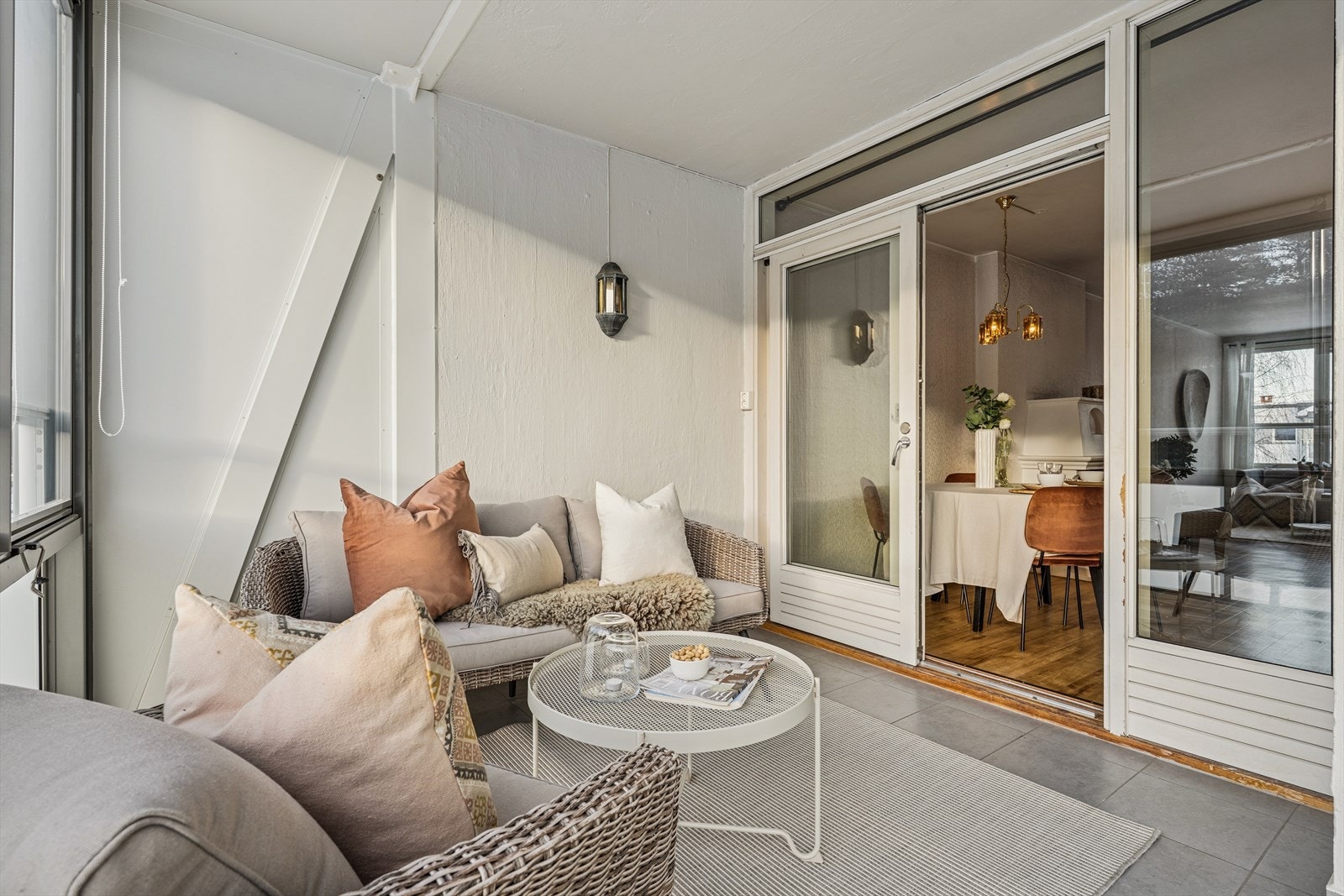 Balkongen er en fin forlengelse av stuen i sommerhalvåret. Galleribilde