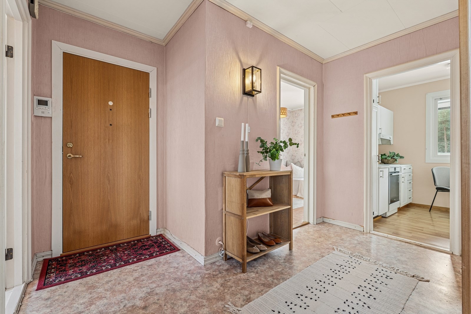 Entréen er av passelig størrelse, med plass til garderobeløsninger. Galleribilde