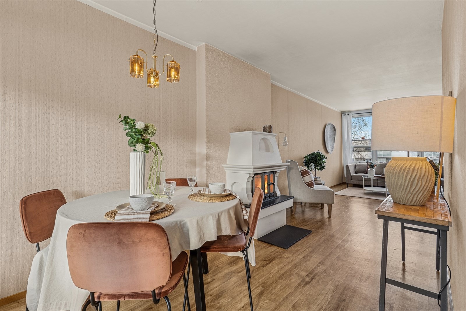 I stuen er det peis, som er ekstra hyggelig på kalde vinterdager. Galleribilde