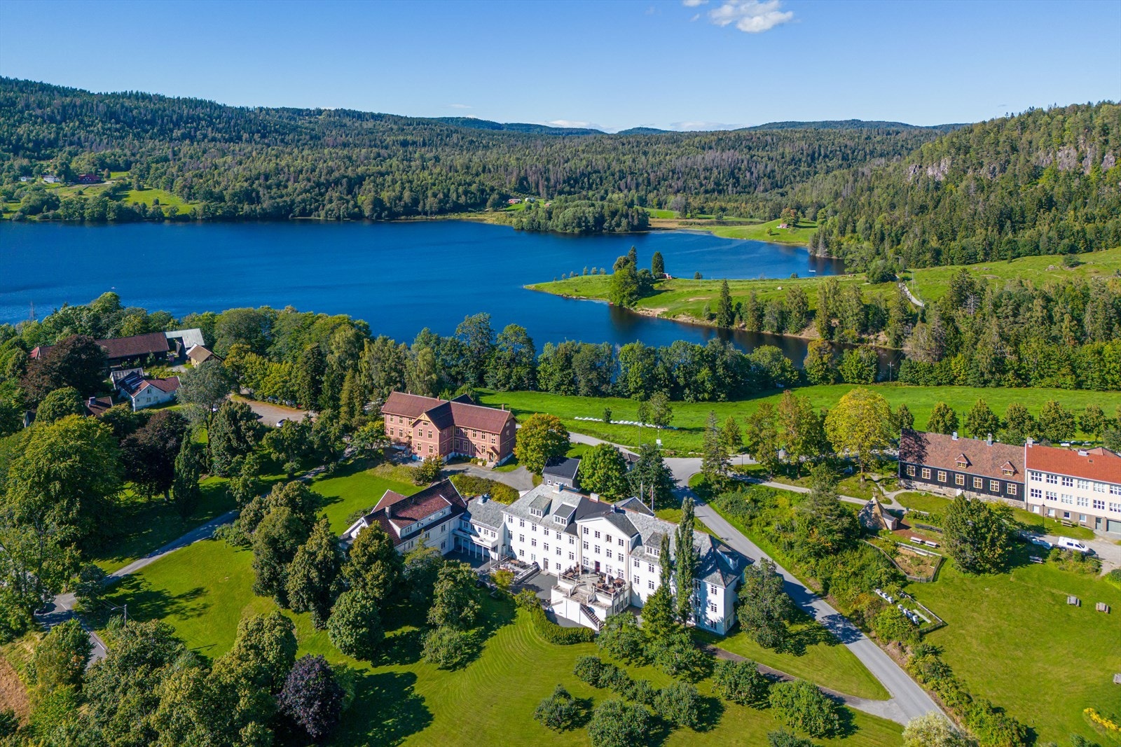 Semsvannet og Sem Gjestegård byr på idyllisk natur, turstier og et unikt kultur- og serveringstilbud i vakre omgivelser. Galleribilde