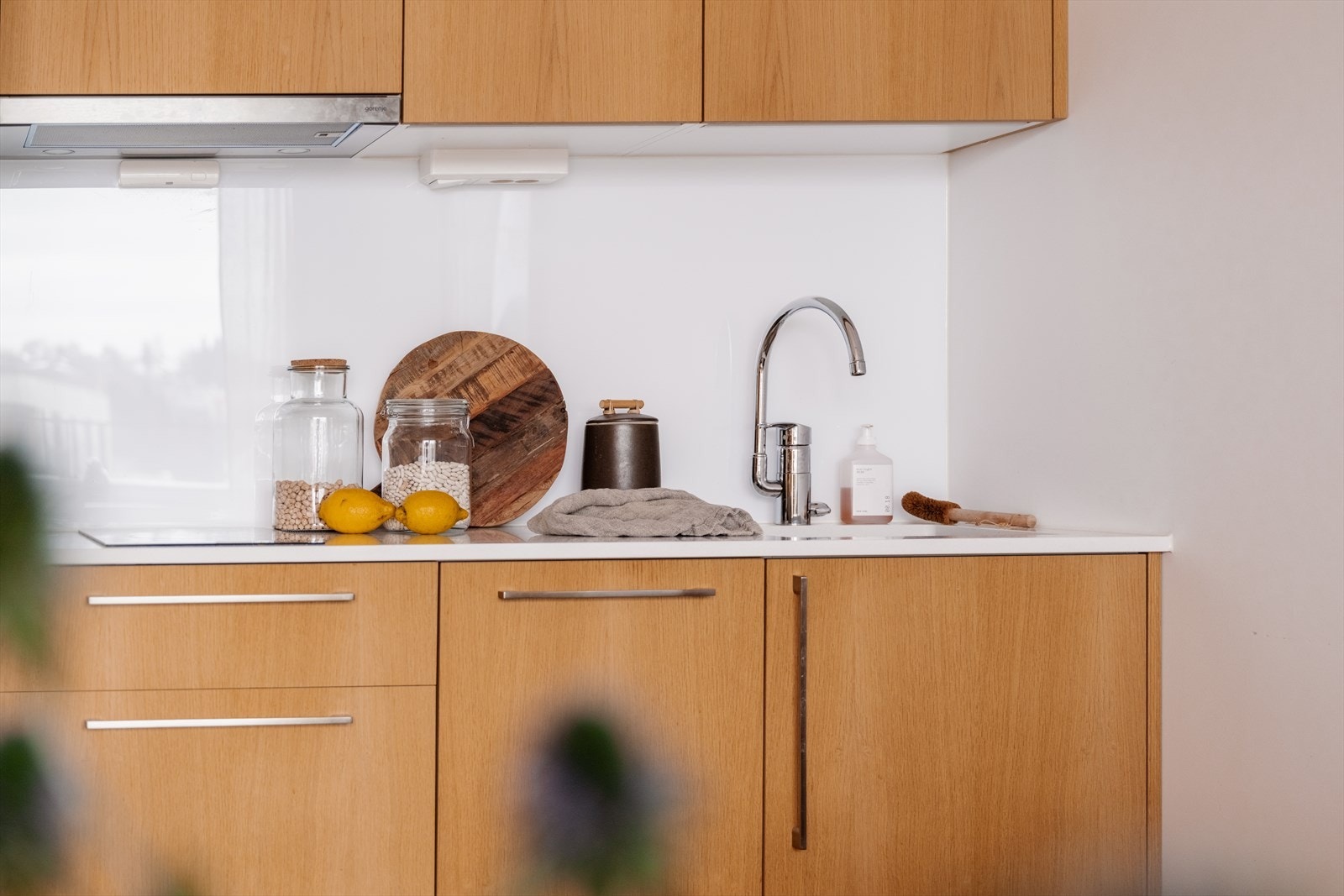 Innredningen rommer integrerte hvitevarer som kjøleskap, oppvaskmaskin, stekeovn og induksjonstop. Galleribilde