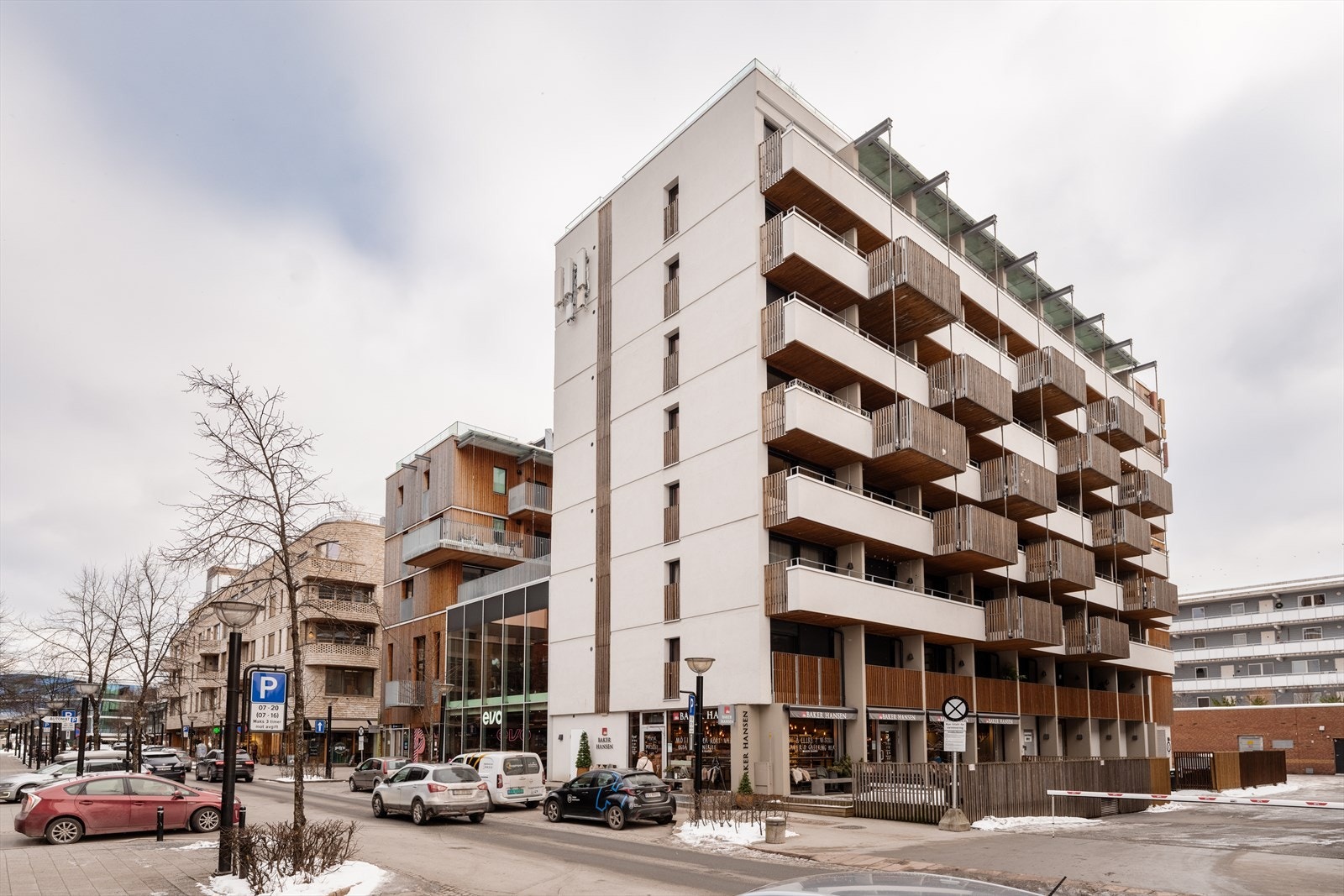 Leiligheten ligger i 7. etasje, og har en usjenert balkong på ca. 4 kvm. Galleribilde