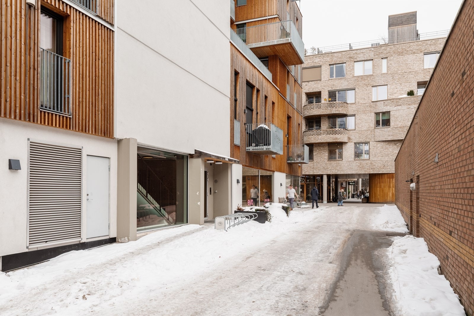 Flere treningssentre ligger også i nærheten, blant annet EVO, som holder til i samme bygg som leiligheten. Galleribilde