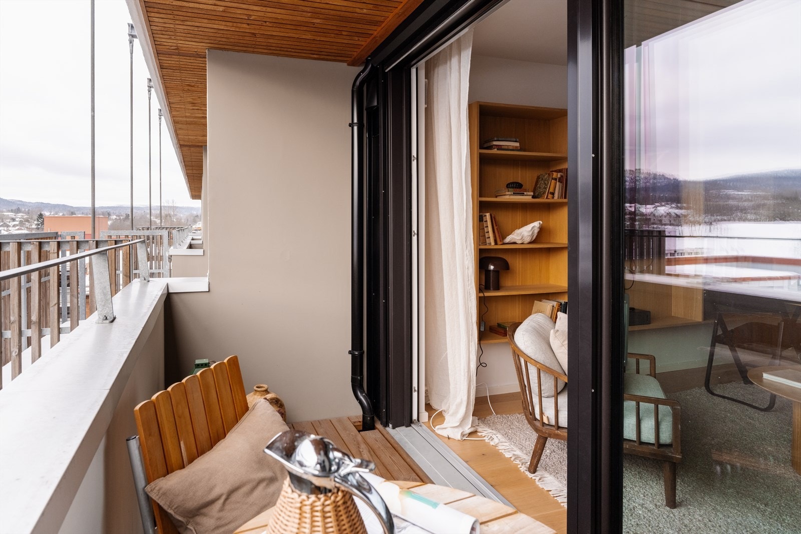 Det er god flyt mellom oppholdsrom og uteområde via en stor skyvedør i glass. Galleribilde