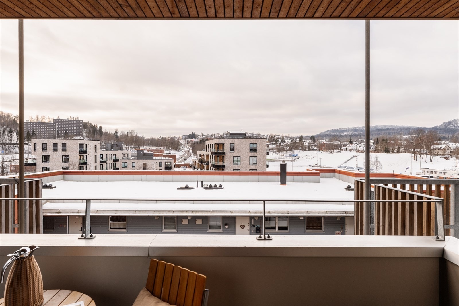 Vestvendt balkong med hyggelig utsikt mot Elvely og Føyka. Gode solforhold. Galleribilde