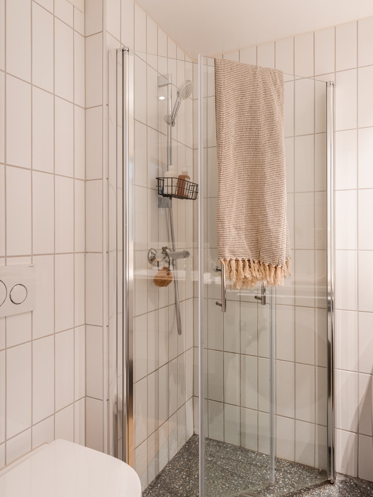 Badet er moderne og oppført med gjennomgående god kvalitet på overflater og sanitærutstyr. Galleribilde