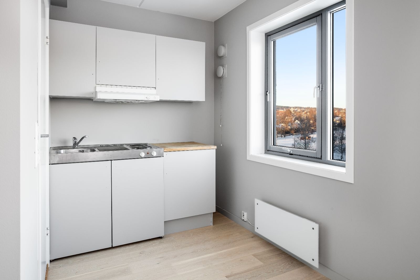 Hybelkjøkken med koketopp og kjøleskap. Galleribilde