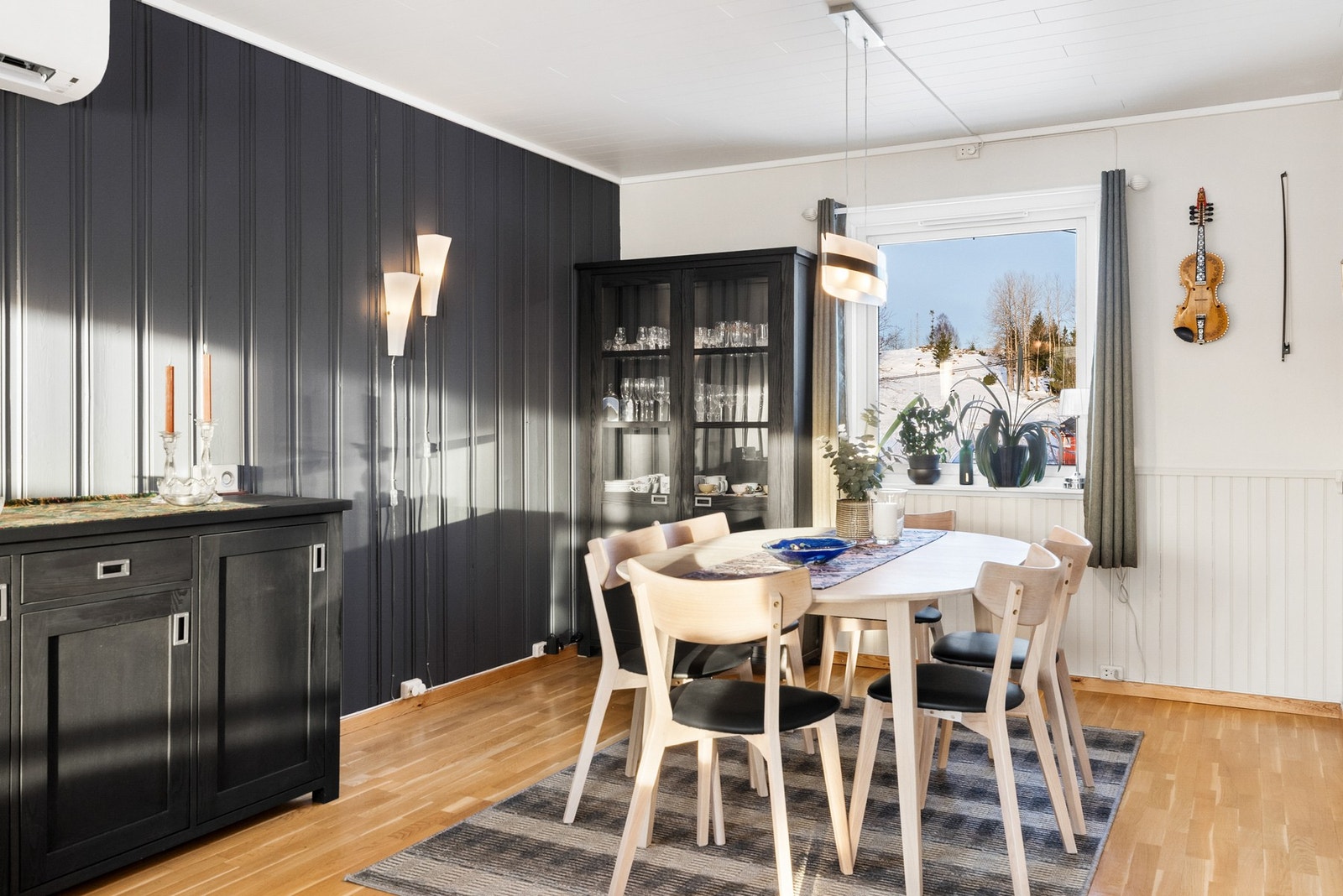 Velegnet sone for spisegruppe i forlengelsen av stuen Galleribilde