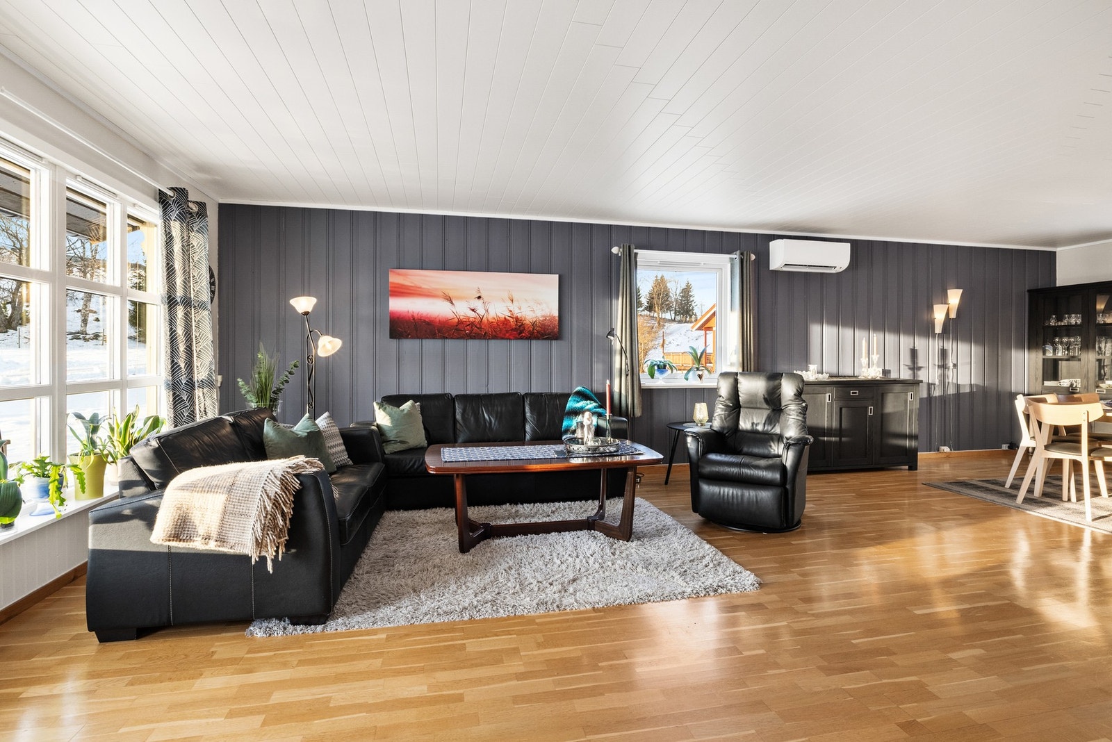 Hovedplanet består av vindfang, gang, kjøkken, stue, 2 soverom, bad og bod Galleribilde