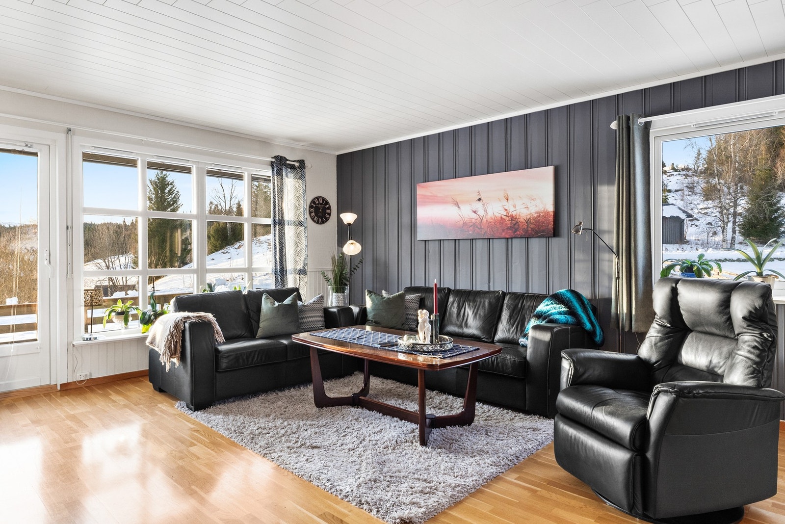 Rikelig lysinnslipp fra vindusflater gir lyse og trivelige rom Galleribilde