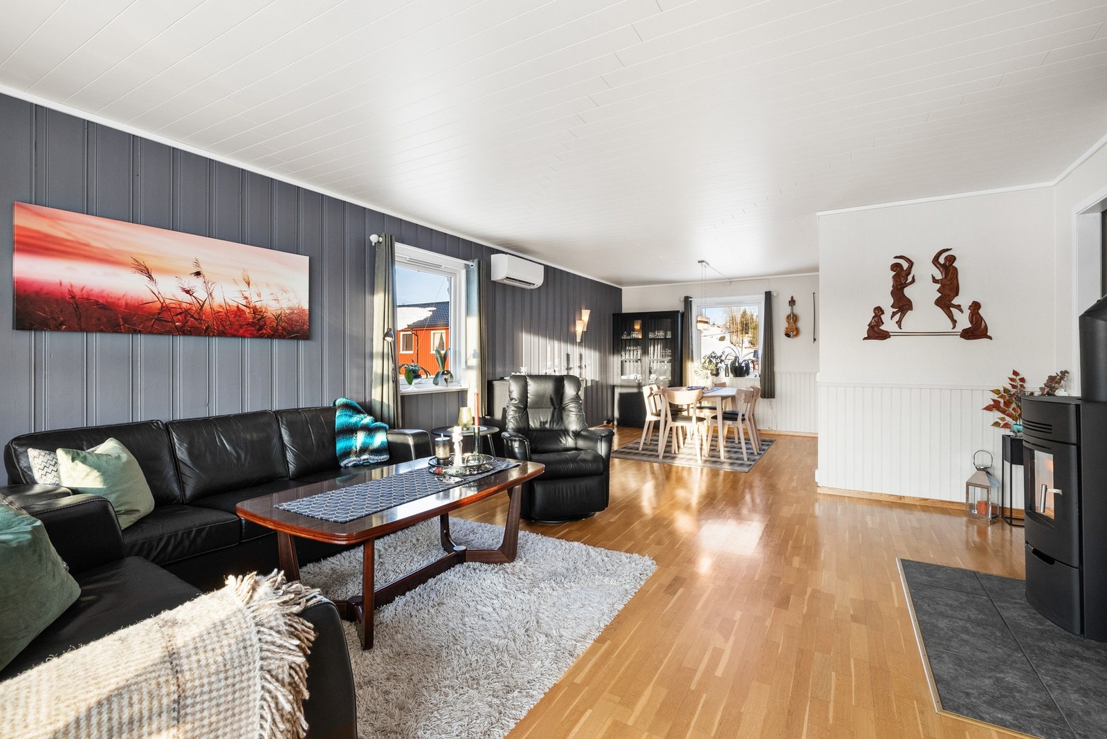 Romlig stue med gode møblerinsgmuligheter Galleribilde