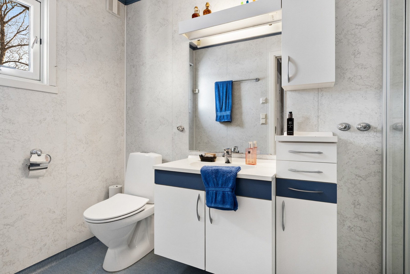 Overflater med våtromsbelegg på gulv og vegger med våtromsplater Galleribilde