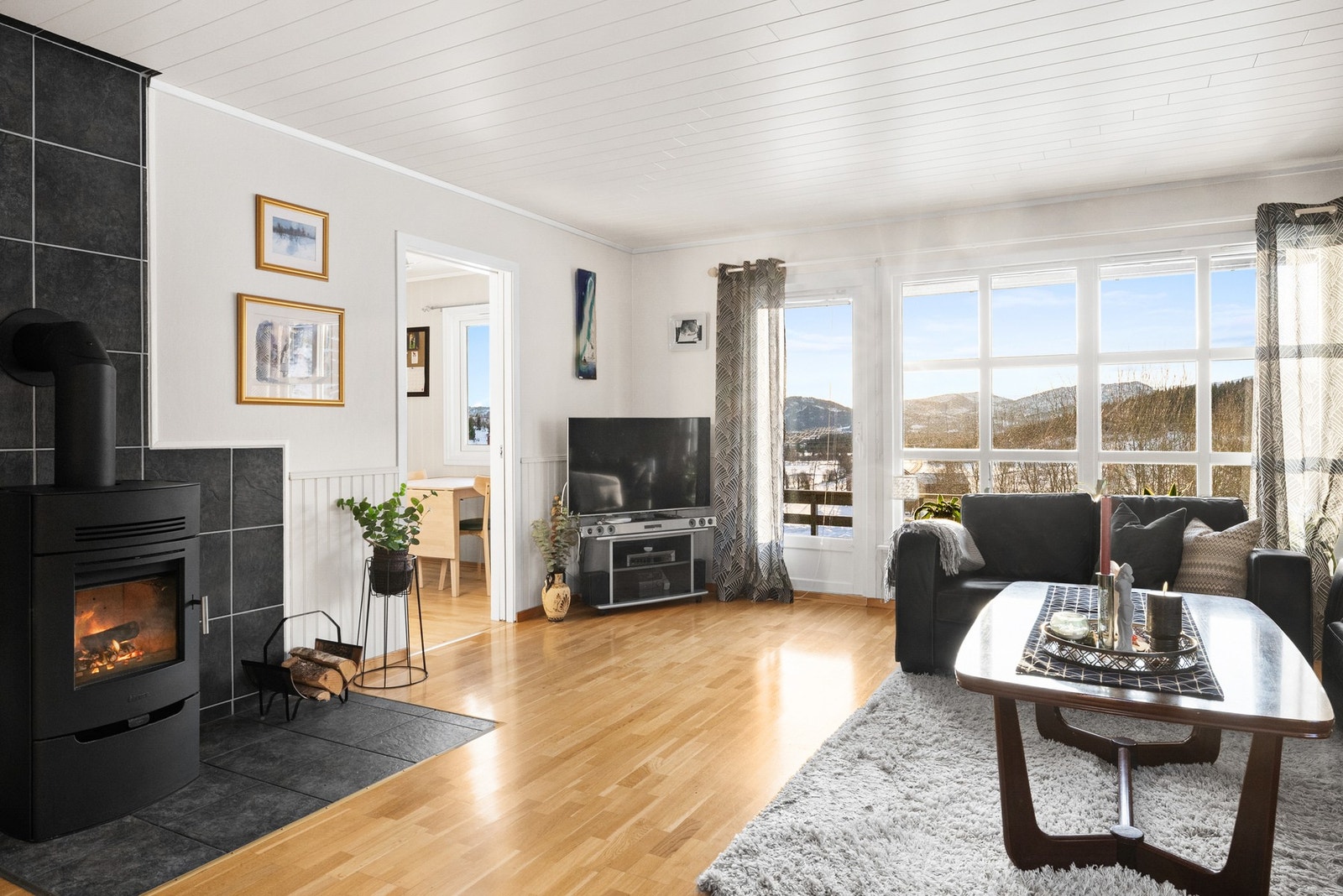 Boligen ligger høyt i terrenget, med fin utsikt over næromgivelsene Galleribilde