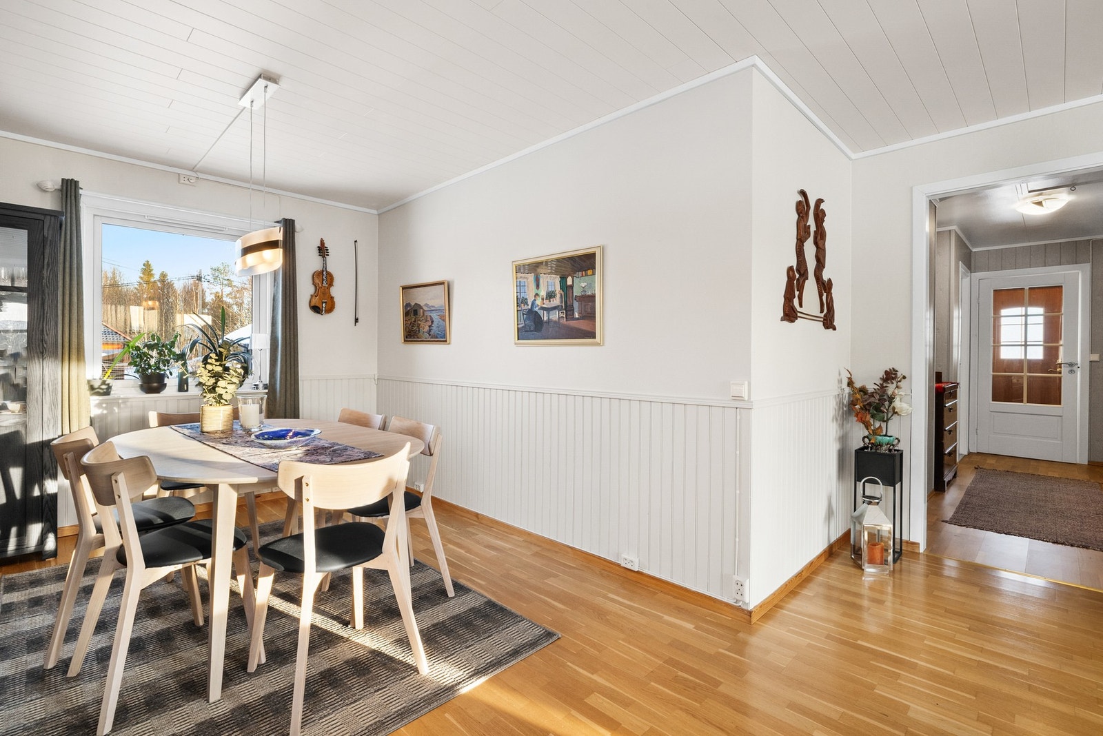 Parkettgulv i stuen gir et lunt og hjemmekoselig preg Galleribilde