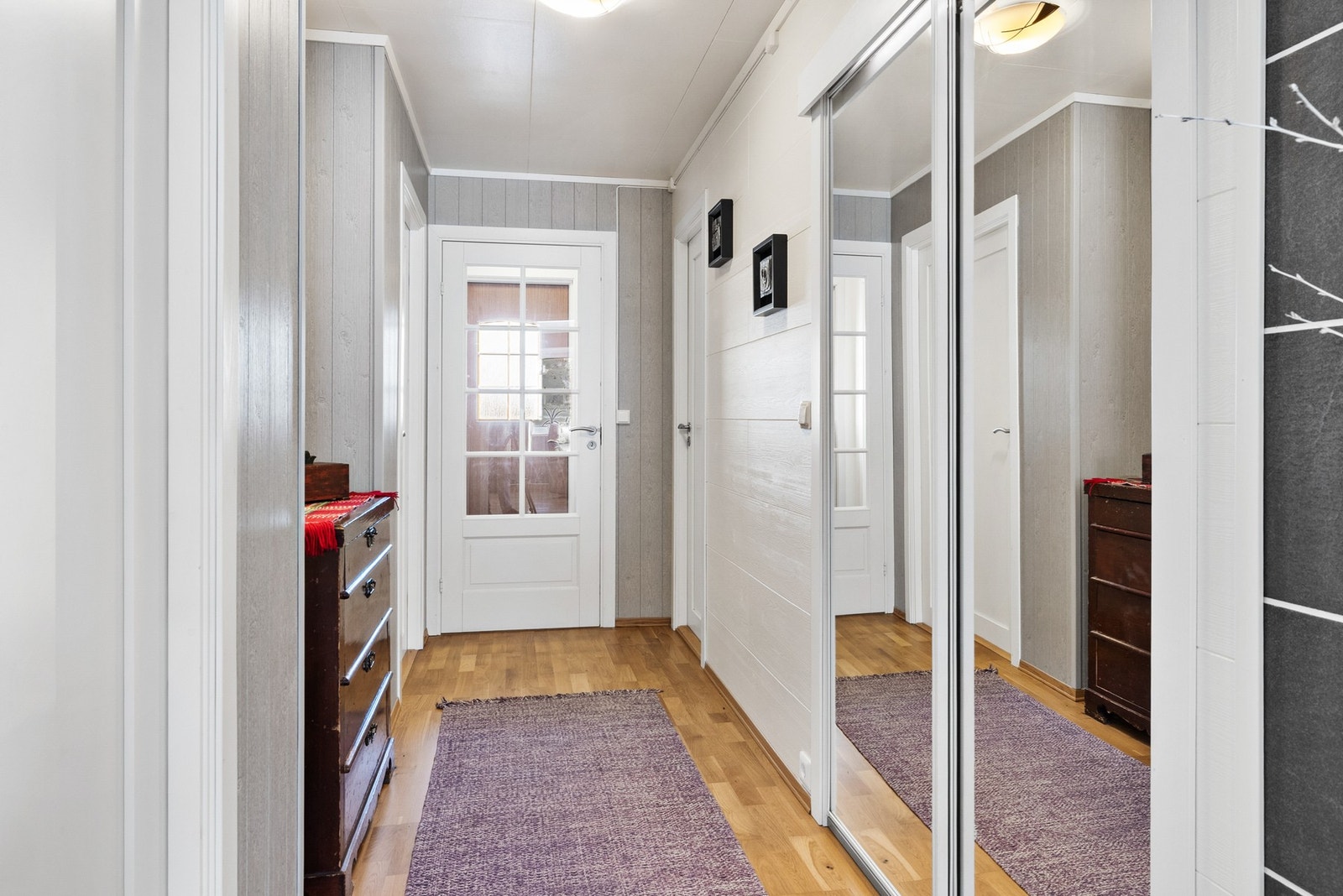 Entrè med praktisk garderobeløsning Galleribilde