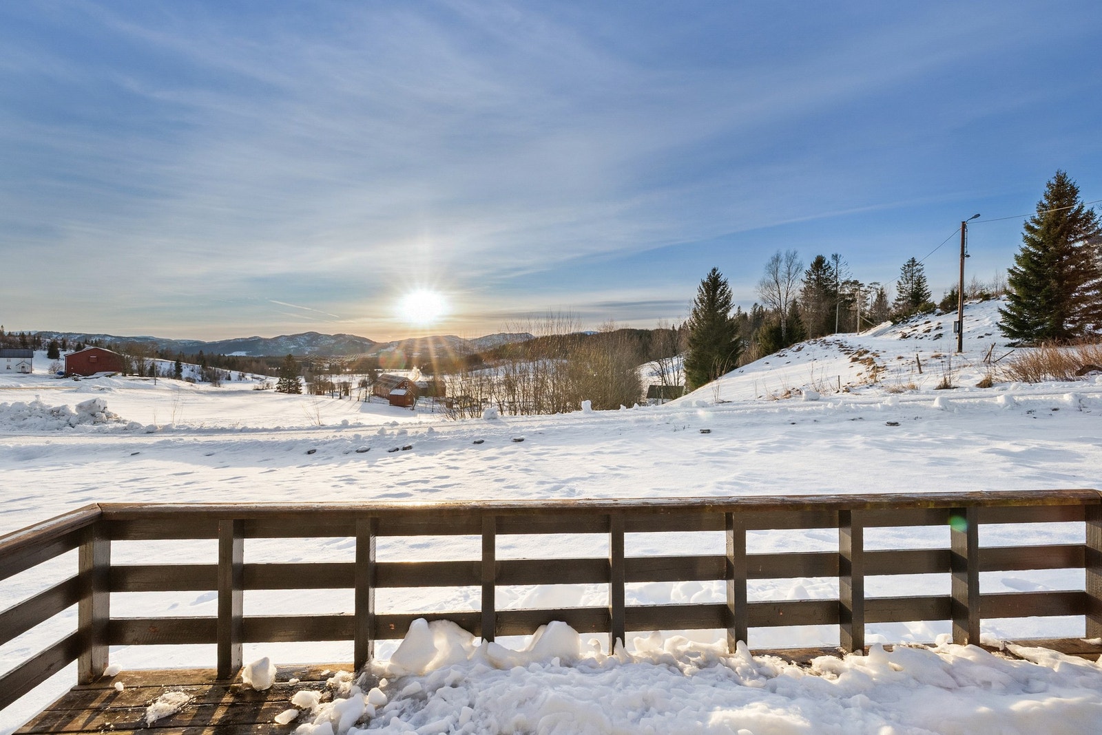 Eiendommen byr på en romslig og solrik tomt med skjermet og familievennlig beliggenhet Galleribilde