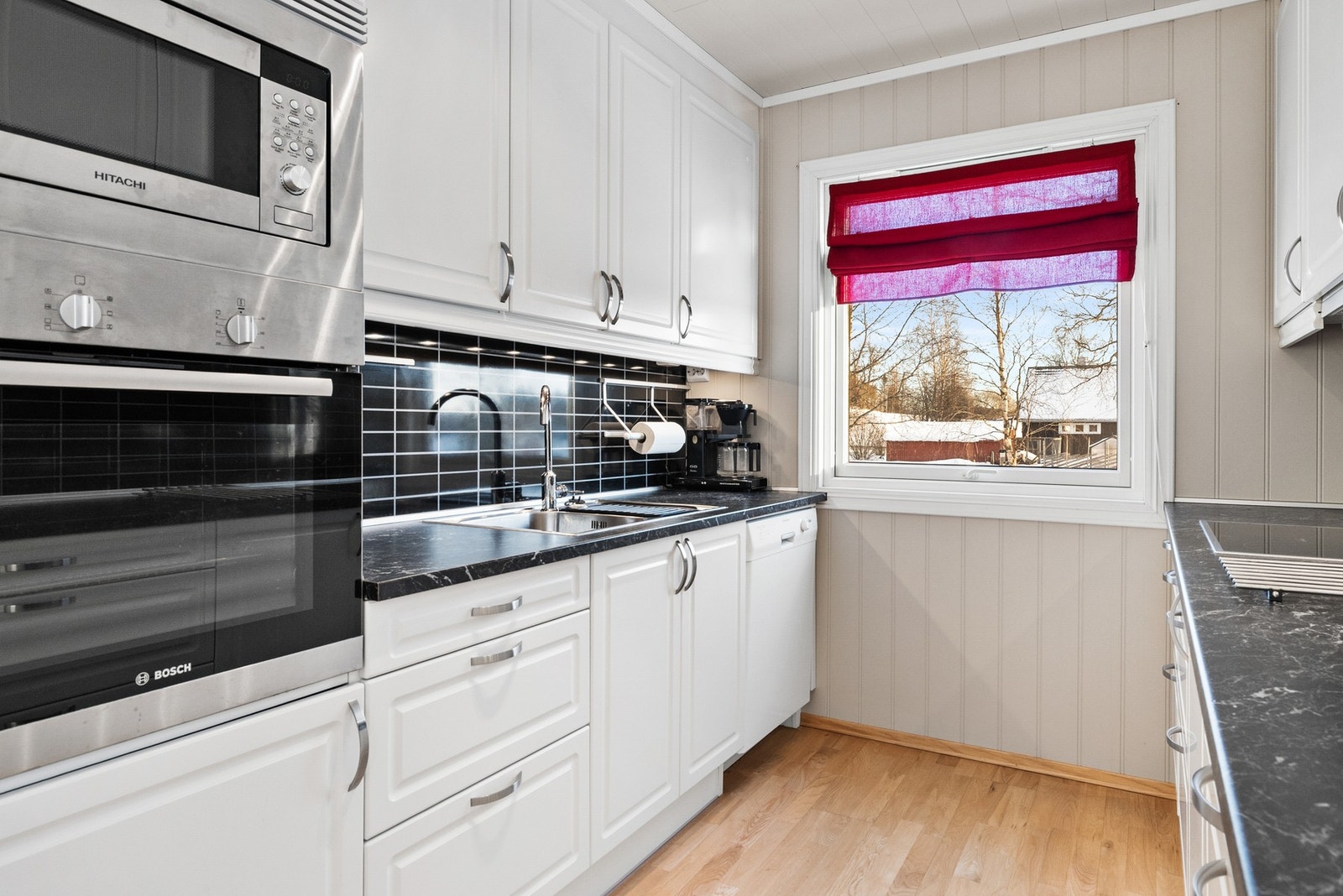 Pent og tidløst kjøkken med profilerte fronter Galleribilde