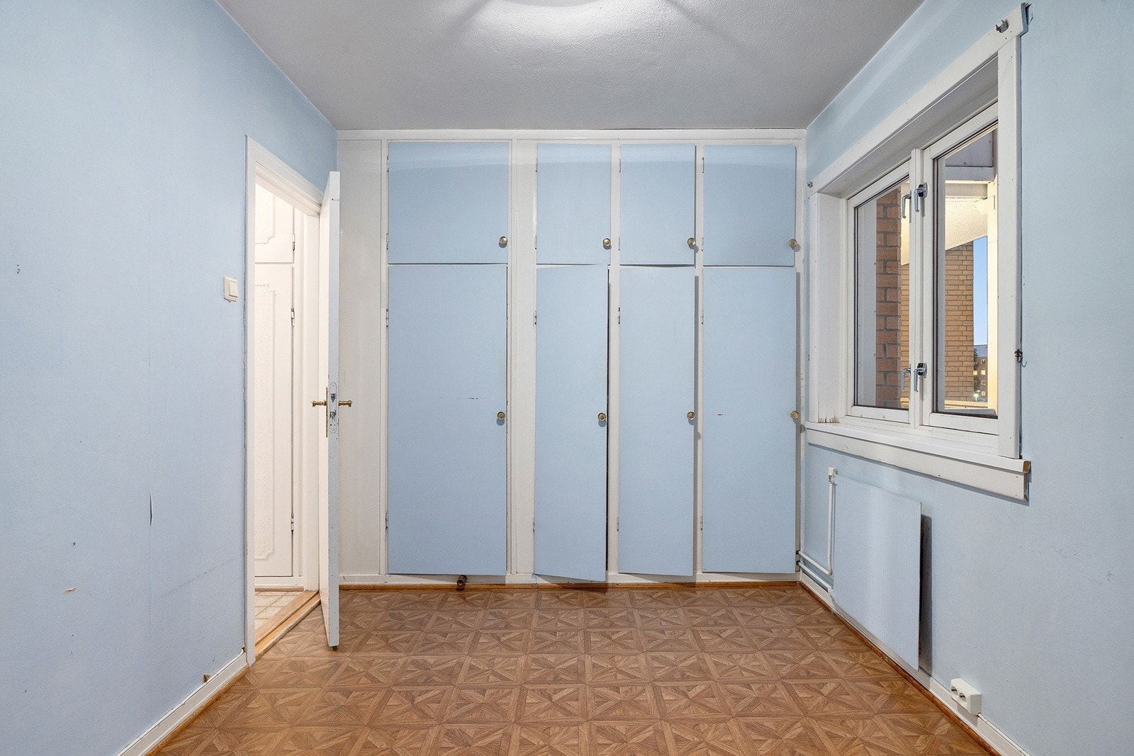 Godt soverom med plass til dobbeltseng og øvrig møblement. Plassbygd garderobeskap. Galleribilde