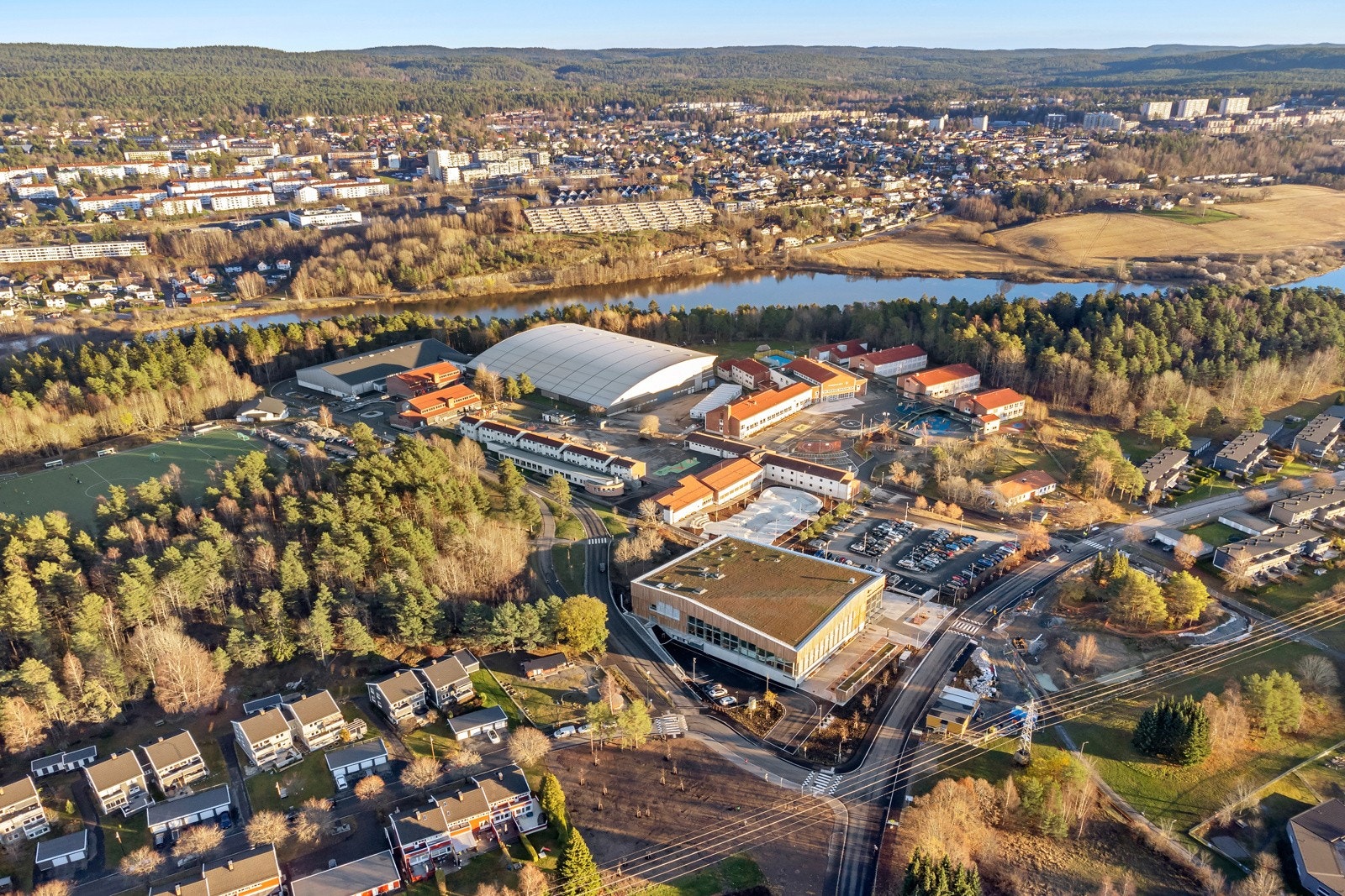 Manglerud skole og Manglerud hallen ligger like ved Galleribilde