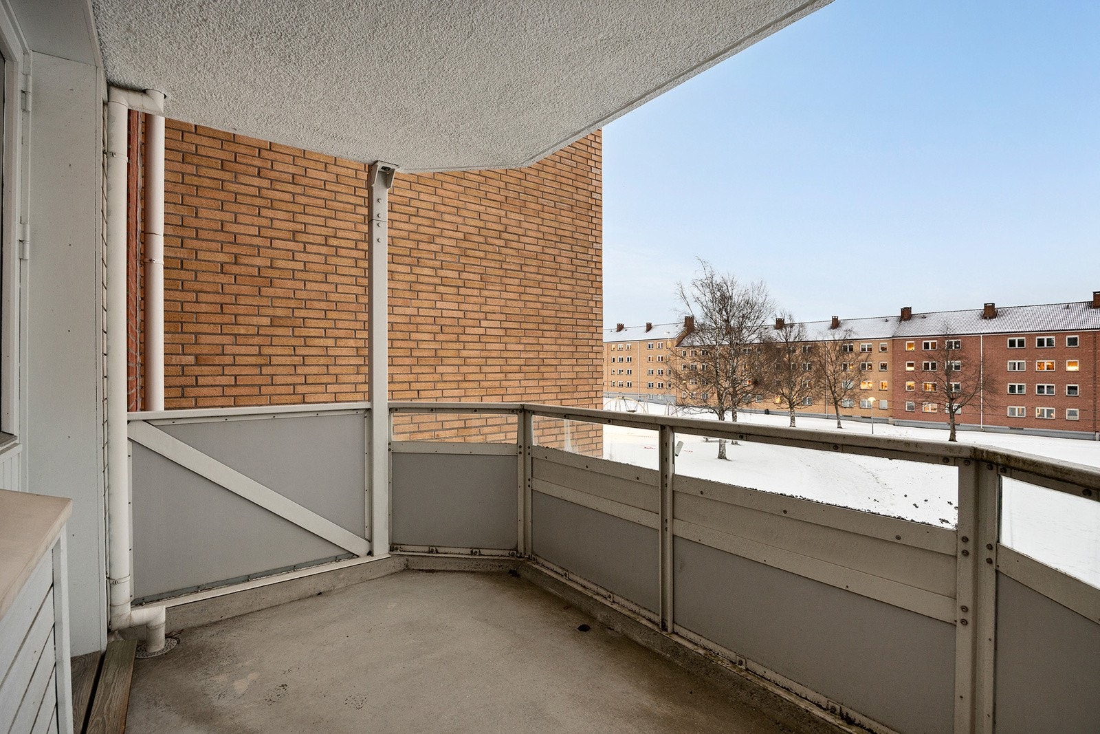 Utgang fra stue til sydøstvendt balkong på ca. 7 m². Balkongen har plass til sittegruppe og utemøbler. Galleribilde